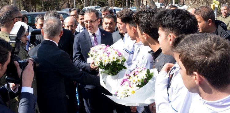 Bakan Kasapoğlu öğrencilerle bir araya geldi