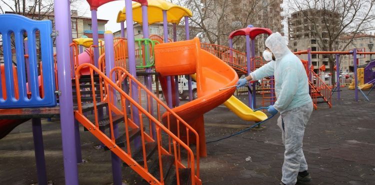 MELİKGAZİ’DE OKULLAR VE PARKLAR İLAÇLANIYOR