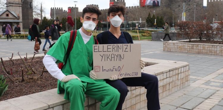 İki liseliden koronavirüse karşı dövizli el hijyeni uyarısı