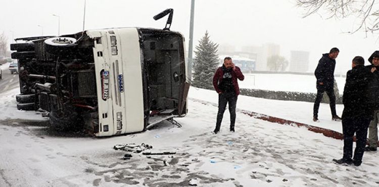 Kayseri'de ii servisi devrildi:  21 yaral