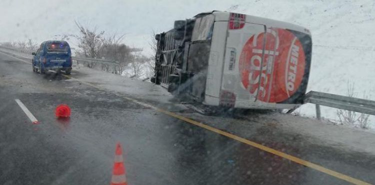 Kırşehir'de yolcu otobüsü devrildi: 14 yaralı