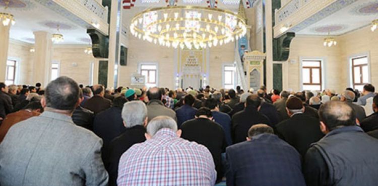 Cuma günü ve kandil gecesi, camiler kapalı tutulacak