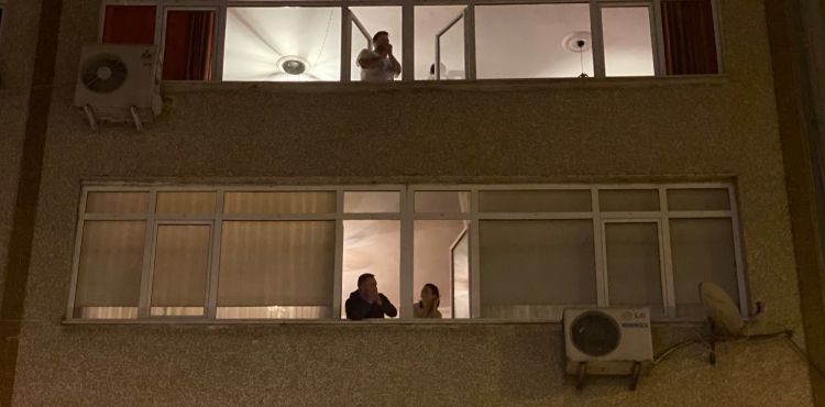 Bakan Koca 'Alkışlayalım, ne kadar alkışlasak azdır' diye çağrıda bulunmuştu: Türkiye karşılık verdi