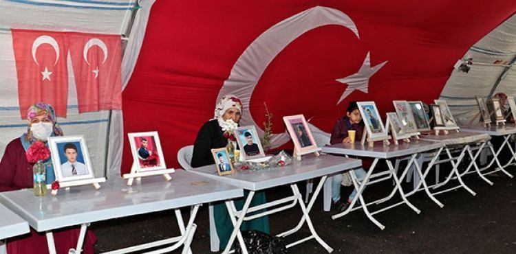HDP önündeki eylemde 206'ncı gün; aileler sosyal mesafe kuralına göre oturuyor