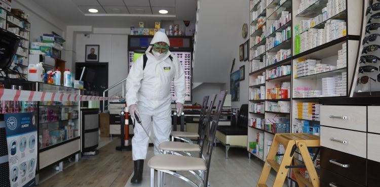 Büyükşehir Belediyesi’nin dezenfeksiyon çalışmaları eczanelerde devam ediyor
