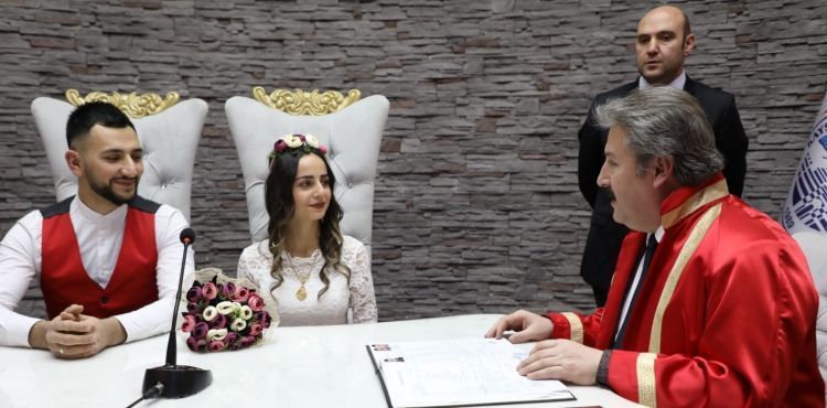 CORONA NİKAH ERTELETİYOR