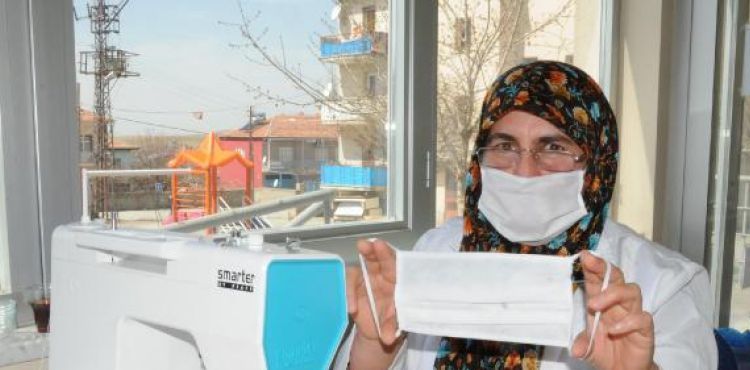 Felahiye'de kadınlarıh ürettiği maskeler ücretsiz dağıtılıyor