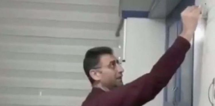Mutfak dolabı kapağında matematik dersi