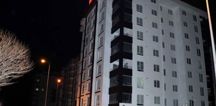 Kayseri'de 8 katlı binaya 'koronavirüs' karantinası