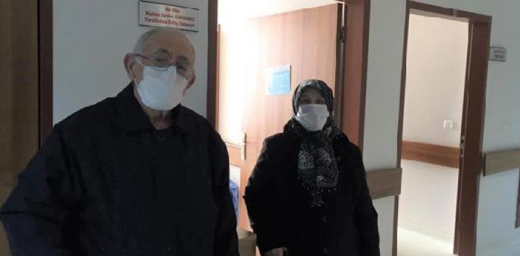 Kayseri'de koronavirüsü yenen yaşlı çift, taburcu edildi