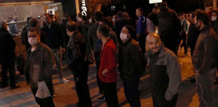 Kayseri'de sokağa çıkma yasağını duyanlar market ve fırınlara koştu