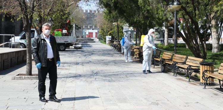 MELİKGAZİ’DE YÜZLERCE TEMİZLİK İŞÇİSİ İLÇEYİ BAŞTAN SONA TEMİZLEDİ