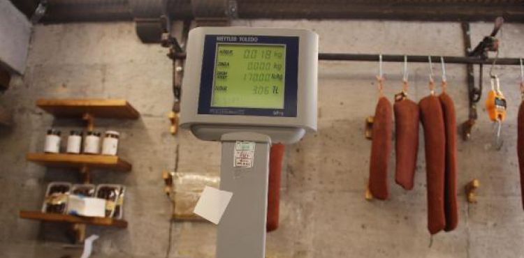 KAYSERİ'nin meşhur lezzetlerinden pastırmanın kilo fiyatı, 145 TL'den 170 TL'ye yükseldi. Büyükbaş hayvanın sırt kısmından hazırlanan antrikot pastırmanın 0,18 gram dilimi ise, 3 TL oldu.