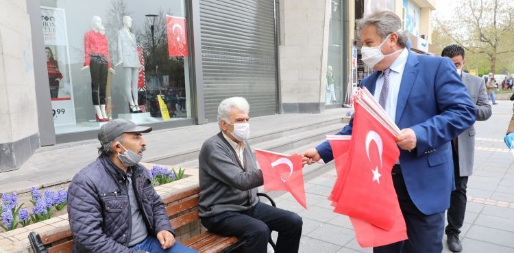BAŞKAN PALANCIOĞLU, 23 NİSAN İÇİN BAYRAK DAĞITTI