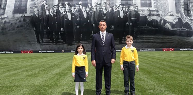 Fenerbahçe'den Atatürk'lü 'en büyük pankart' ile 23 Nisan kutlaması