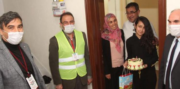 Kayseri'de 23 Nisan'da doğan çocuklara doğum günü sürprizi