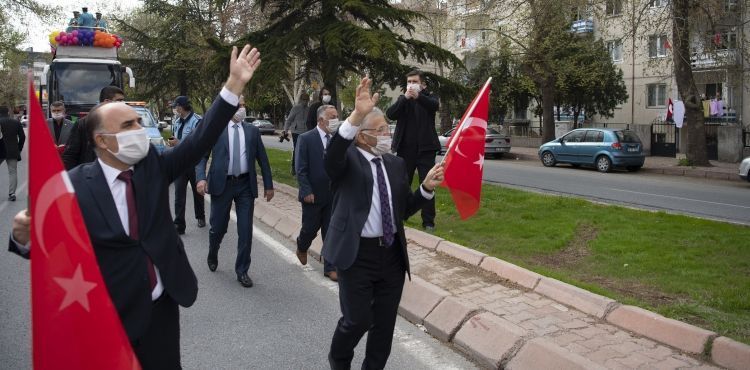 23 NİSAN KORTEJİ HALKIN AYAĞINA GİTTİ