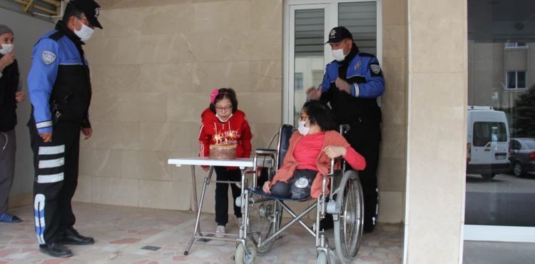 Kayseri Emniyet Müdürlüğünden Engelli Çocuklara Sürpriz Ziyaretler