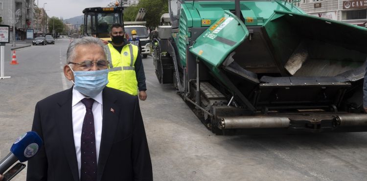 Başkan Büyükkılıç, asfaltlama çalışmaları yapan ekipleri ziyaret etti