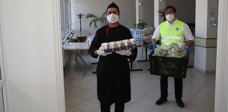 İhtiyaç sahiplerinin evlerine Büyükşehir'den yemek hizmeti