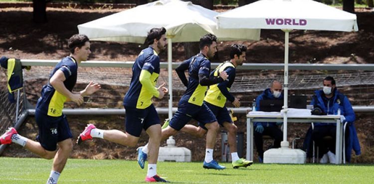 Fenerbahçe'de teknik ekip ve futbolcular koronavirüs testinden geçecek