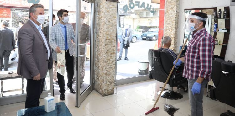 BAŞKAN PALANCIOĞLU HEM TIRAŞ OLDU, HEM SİPERLİ MASKE DAĞITTI
