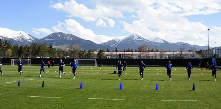 Erzurumspor'da 11 kişinin koronavirüs testi pozitif çıktı