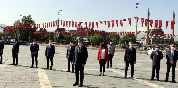 Kayseri'de, 'sosyal mesafe'li 19 Mayıs töreni