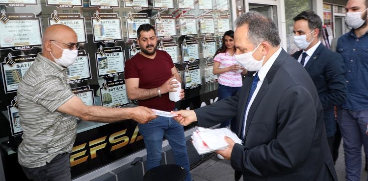 BAŞKAN YALÇIN VE BAŞKAN EKİCİ MASKE DAĞITTI