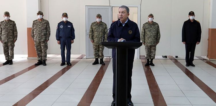 Bakan Akar, sınır hattında komandolarla bayramlaştı