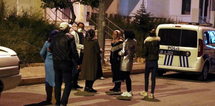 Bayramlaşmak için gittikleri akrabalarını ölü buldular