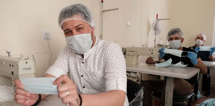 Kayseri'de Afgan mülteciler, maske ve sabun üretiyor