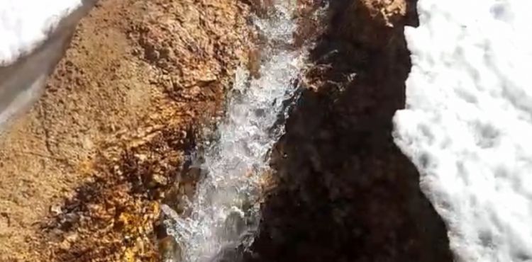 Erciyes'in eteklerinde karlar erimeye başladı