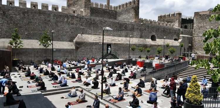 FETHİN RUHUNA UYGUN CUMA NAMAZI