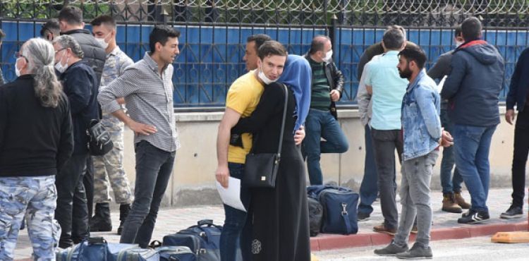 Terhis olan askerler ailelerine kavuştu