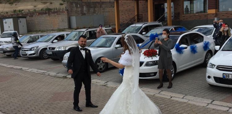 Kayseri'de koronavirüse karşı 'araçlı' düğün