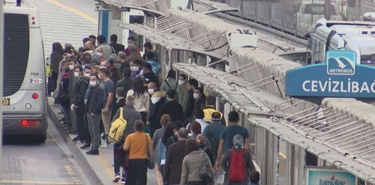 Yeni normalin ilk gününde metrobüslerde yoğunluk
