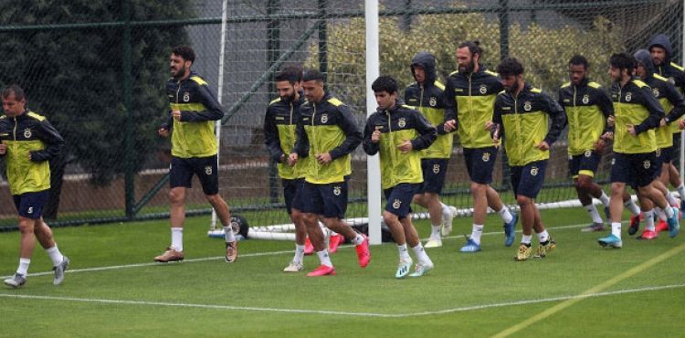 Fenerbahçe’nin Riva’daki kampı sürüyor