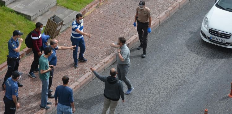 'Sosyal mesafe' uyarısı yapılınca cam parçasıyla kendisine zarar verdi