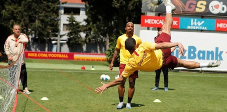 Galatasaraylı futbolcular ayak tenisi oynadı