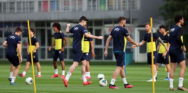 Fenerbahçe'nin idmanını yöneticiler de izledi