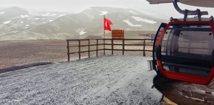 Erciyes'e kar yağdı