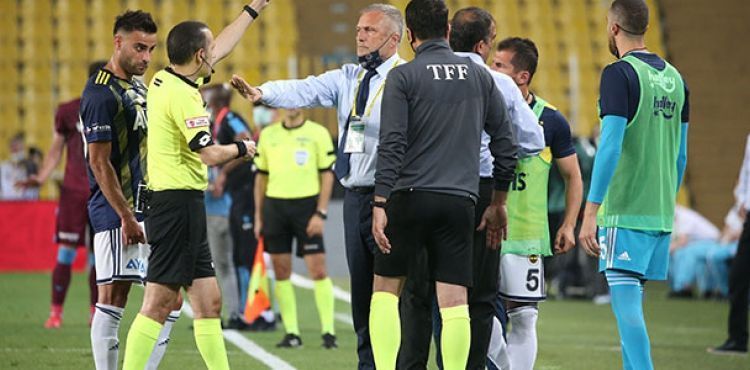 Emre Belözoğlu kırmızı kart gördü