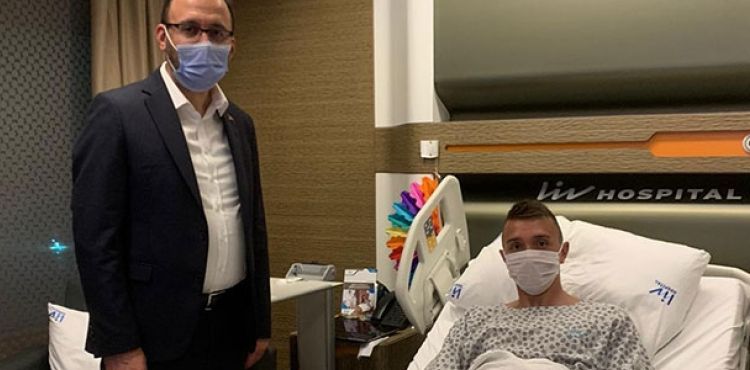 Bakan Kasapoğlu, Muslera'yı ziyaret etti
