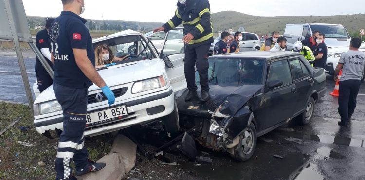 Kayseri'de iki otomobil çarpıştı: 9 yaralı