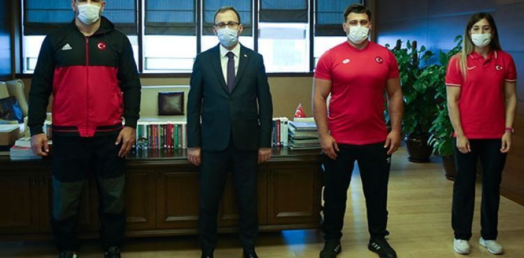 Milli güreşçiler, Bakan Kasapoğlu'nu ziyaret etti