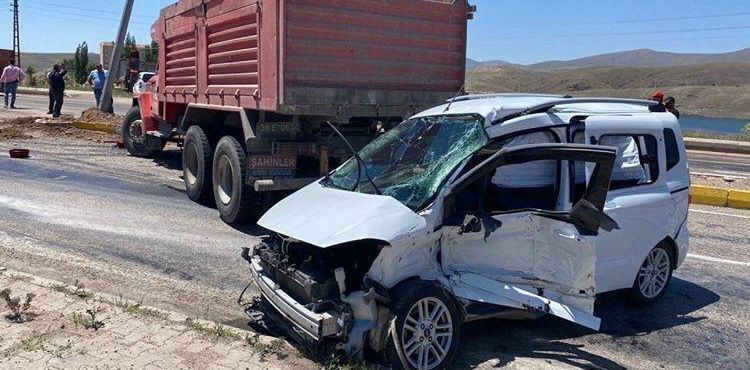 Kayseri'de kamyon ile Ticari araç hafif çarpıştı:5 yaralı