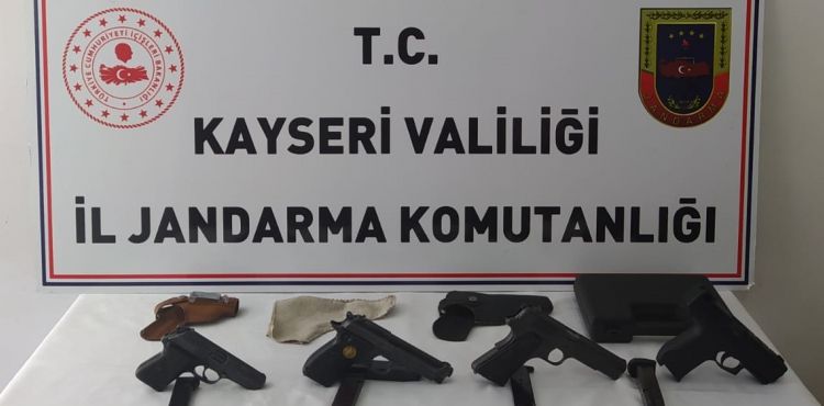Jandarmadan ruhsatsız tabanca operasyonu: 2 gözaltı