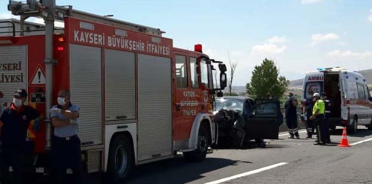Bariyerlere çarpan otomobilin sürücüsü öldü, ailesinden 4 kişi ağır yaralı