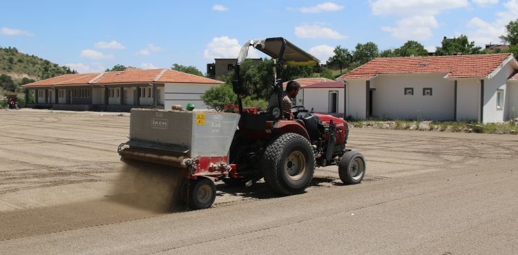 HACILAR STADYUMU’NDA ÇİMLER EKİLDİ